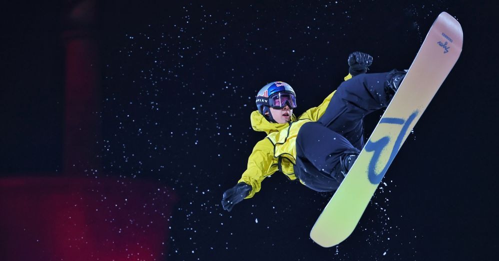 山东男篮险胜北京男篮，以4分优势晋级八强，双方激烈争夺，关键球员表现突出。